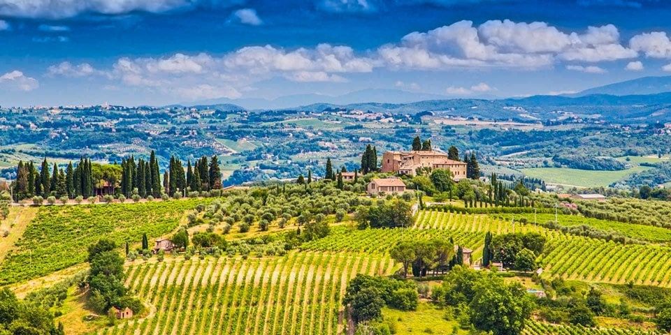 Italiaans landgoed tussen wijngaarden en olijfgaarden in een heuvelachtig landschap
